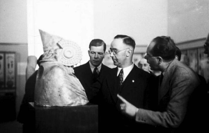 El dirigente nazi Heinrich Himmler en su visita al Museo del Prado en 1941.